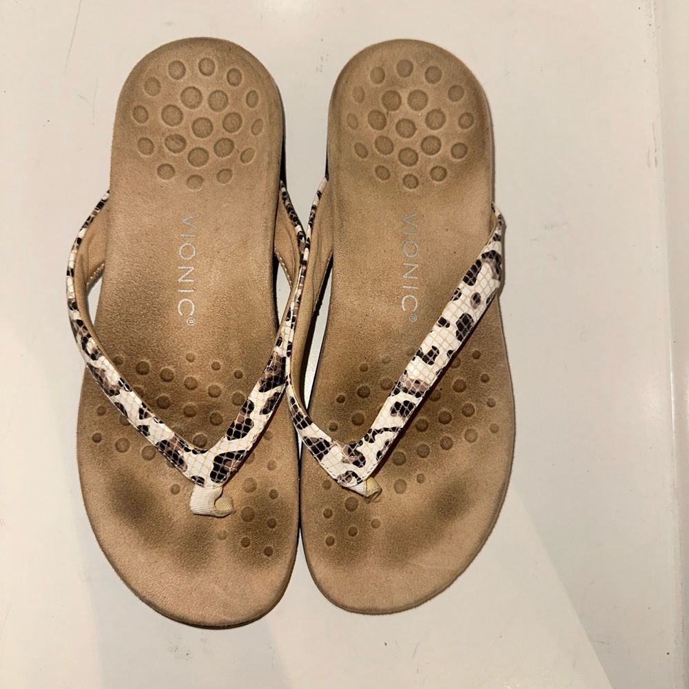 Vionic Leopard Dillion Sandals